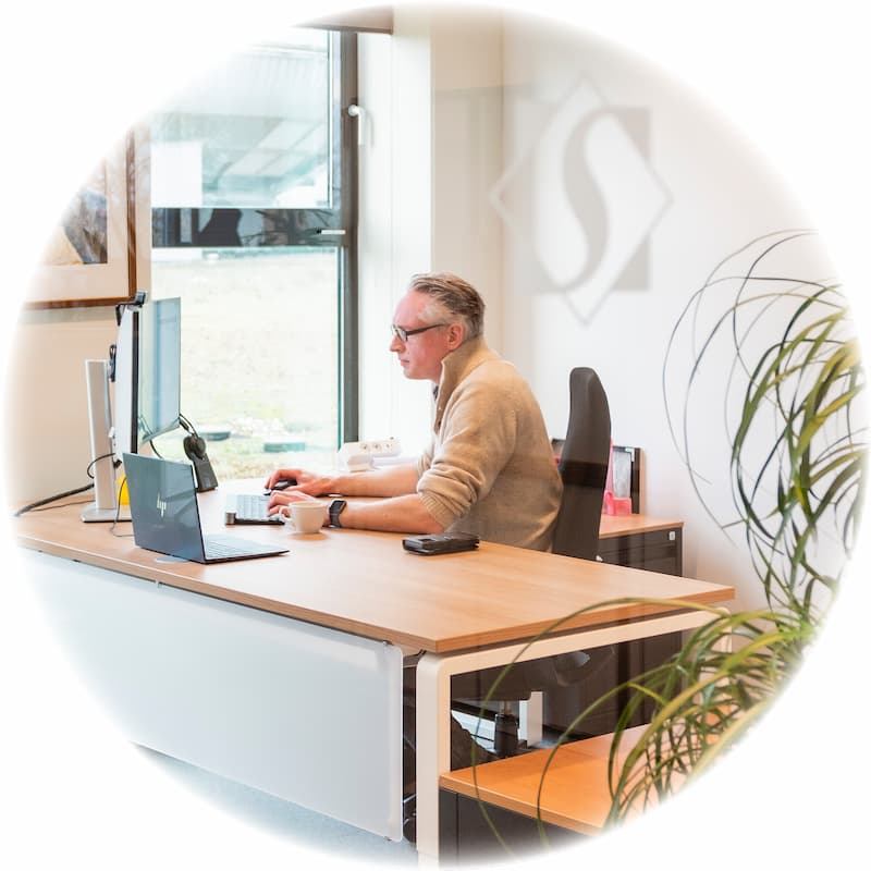 SoftTech-specialist beoordeelt het aangedragen IT-knelpunt