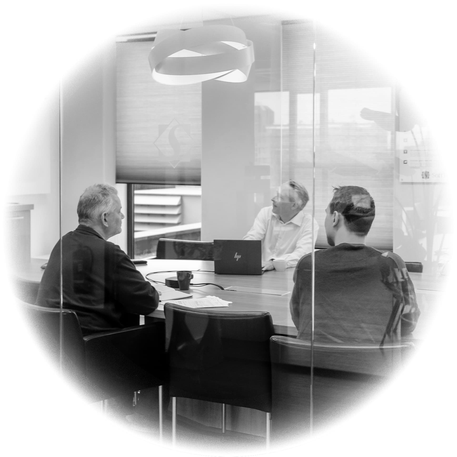 Regelmatige projectoverleggen zorgen voor voortgang in de softwareontwikkeling.