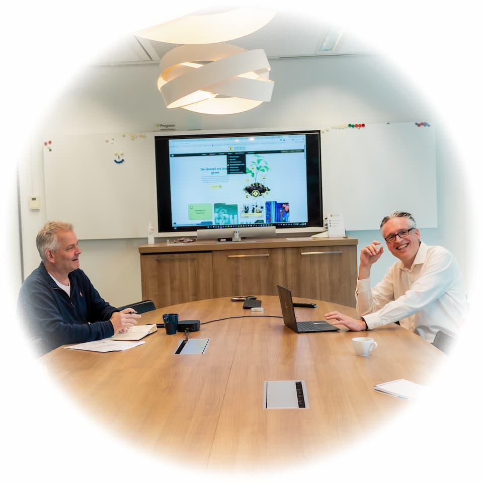 Thijs Kuperus in een vergaderruimte van SoftTech