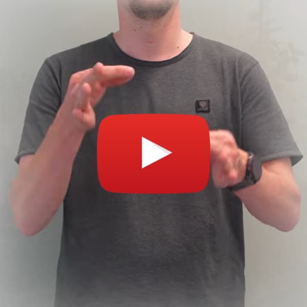 Thumbnail van de SoftTech Tech Gebaren-video over Test Feedback, waarin een medewerker het handgebaar voor testfeedback toont.
