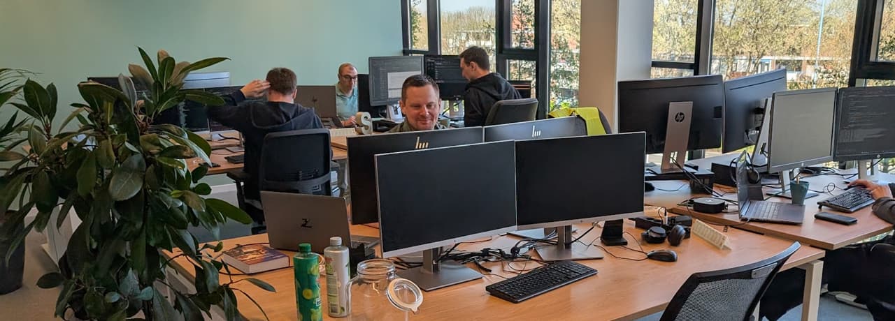 Bij SoftTech werk je niet in een klaslokaal, maar in een professionele omgeving waar je impact maakt.