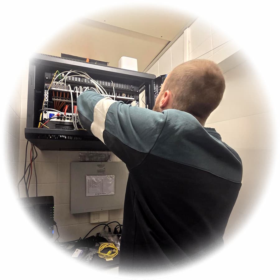 Perry van SoftTech aan het werkt in de server room
